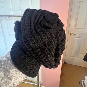 Women’s Blk Cable Knit Newboy Hat, The crown short brim offers a classic look